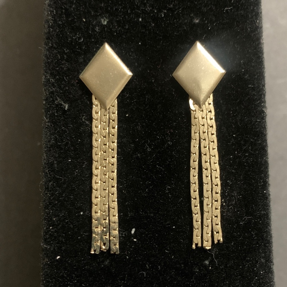 Gold Metal Lightweight Dancing Chain earrings